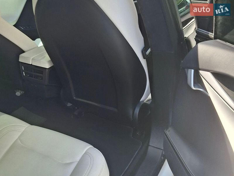 Лифтбек Tesla Model S 2020 в Ровно
