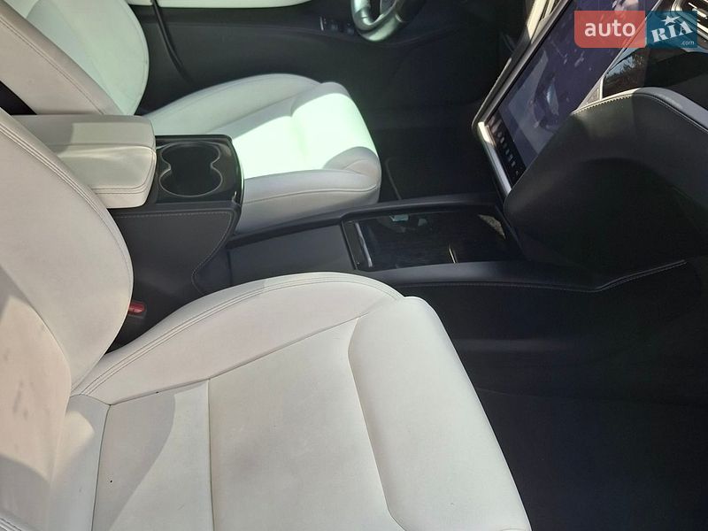 Лифтбек Tesla Model S 2020 в Ровно