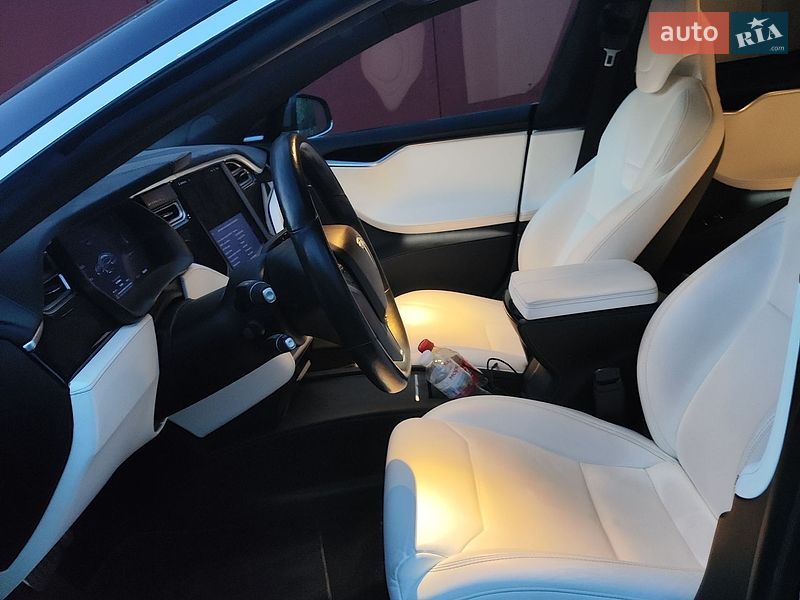 Ліфтбек Tesla Model S 2015 в Львові
