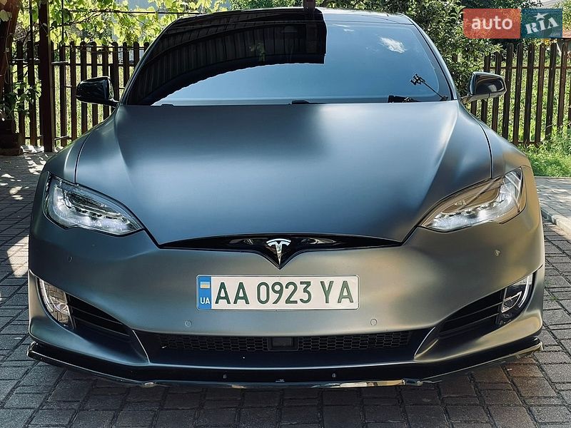 Лифтбек Tesla Model S 2015 в Калуше