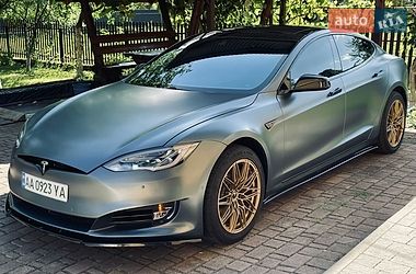 Лифтбек Tesla Model S 2015 в Калуше