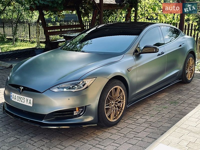 Лифтбек Tesla Model S 2015 в Калуше
