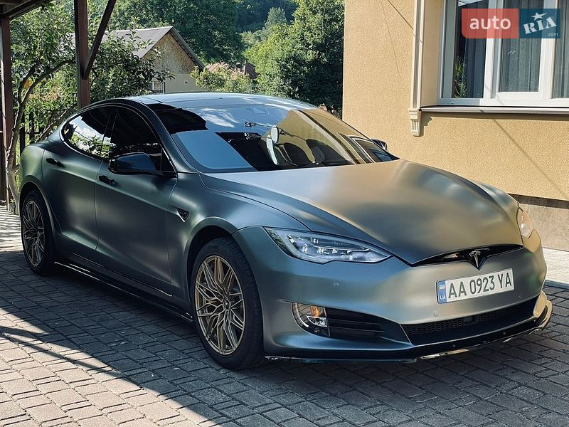Лифтбек Tesla Model S 2015 в Калуше