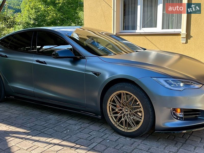 Лифтбек Tesla Model S 2015 в Калуше