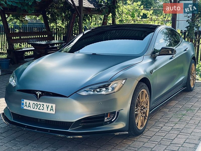 Лифтбек Tesla Model S 2015 в Калуше