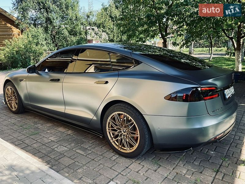 Лифтбек Tesla Model S 2015 в Калуше