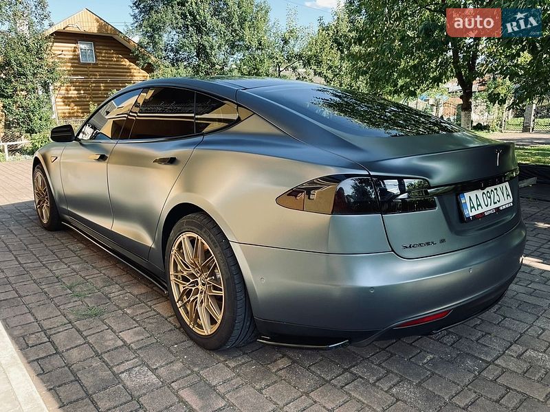 Лифтбек Tesla Model S 2015 в Калуше