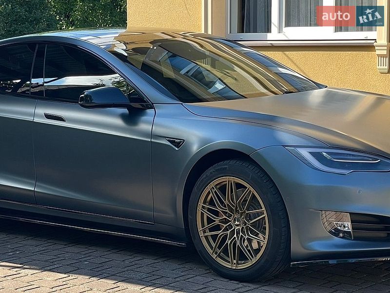 Лифтбек Tesla Model S 2015 в Калуше