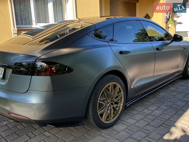 Лифтбек Tesla Model S 2015 в Калуше