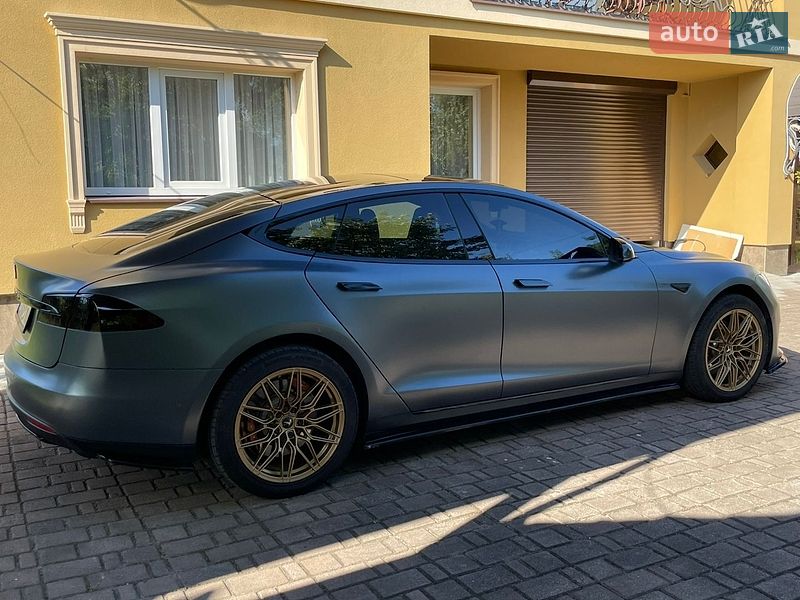 Лифтбек Tesla Model S 2015 в Калуше