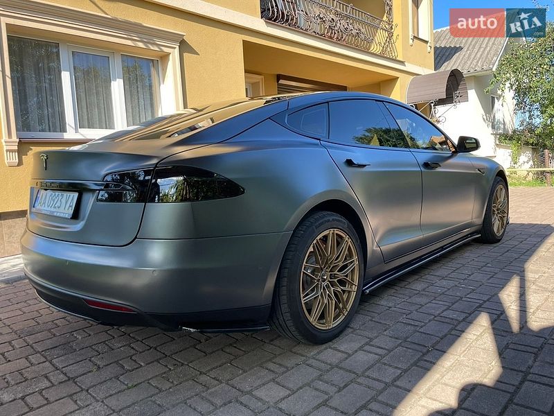 Лифтбек Tesla Model S 2015 в Калуше