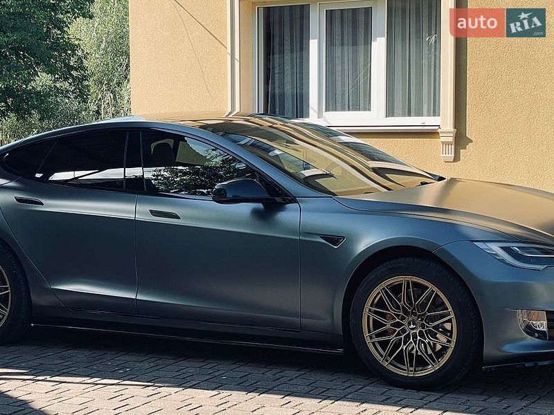 Лифтбек Tesla Model S 2015 в Калуше