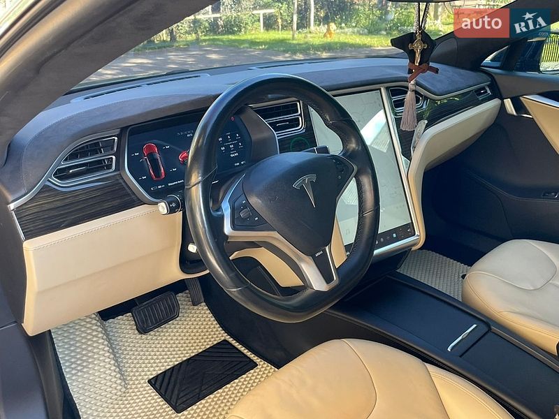 Лифтбек Tesla Model S 2015 в Калуше
