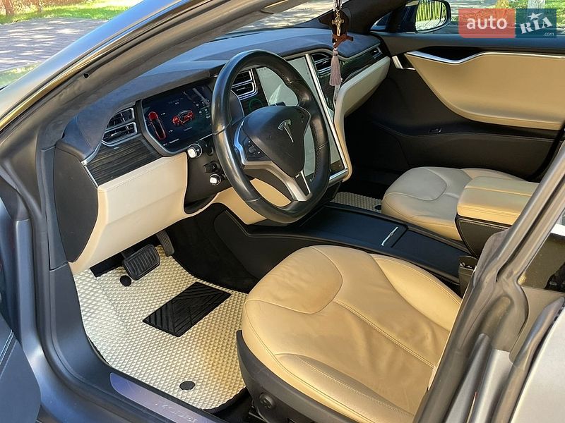 Лифтбек Tesla Model S 2015 в Калуше
