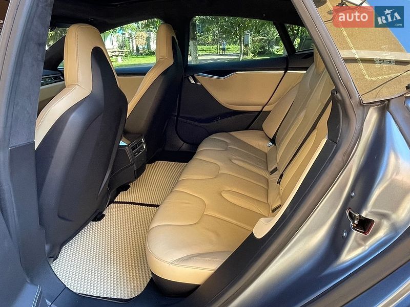 Лифтбек Tesla Model S 2015 в Калуше