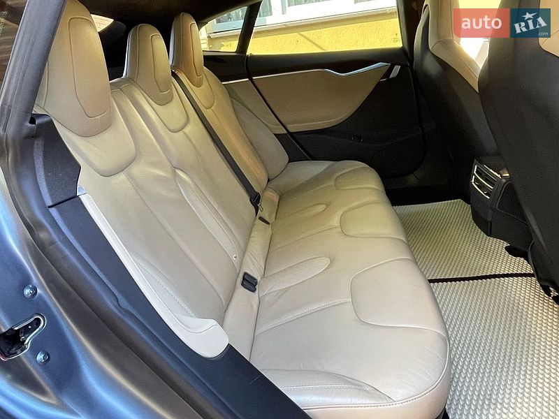 Лифтбек Tesla Model S 2015 в Калуше