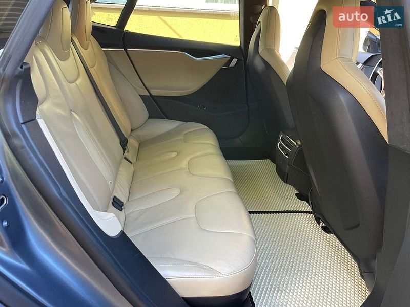 Лифтбек Tesla Model S 2015 в Калуше