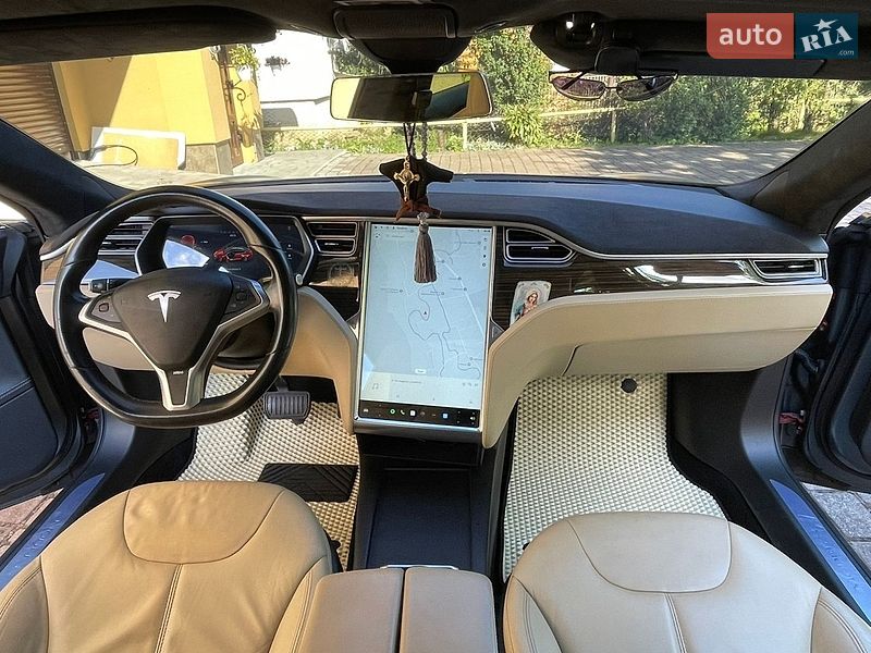 Лифтбек Tesla Model S 2015 в Калуше