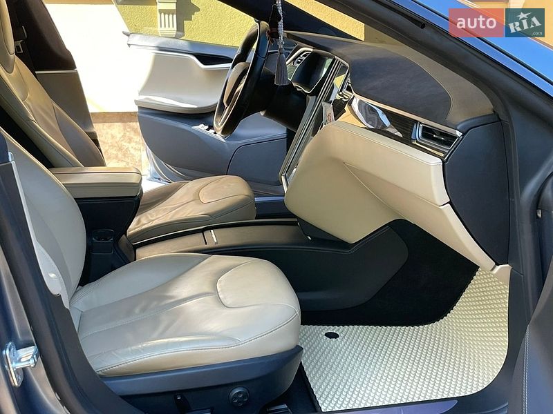 Лифтбек Tesla Model S 2015 в Калуше