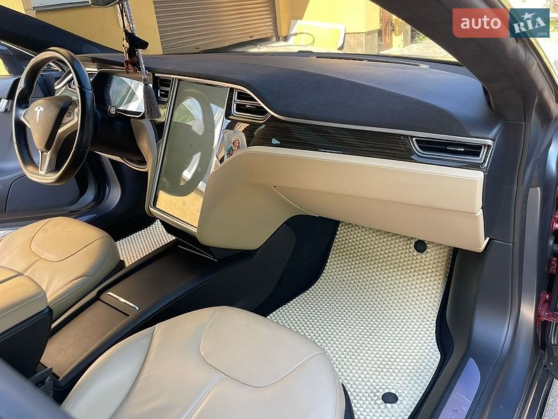 Лифтбек Tesla Model S 2015 в Калуше