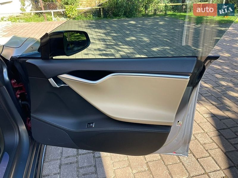 Лифтбек Tesla Model S 2015 в Калуше