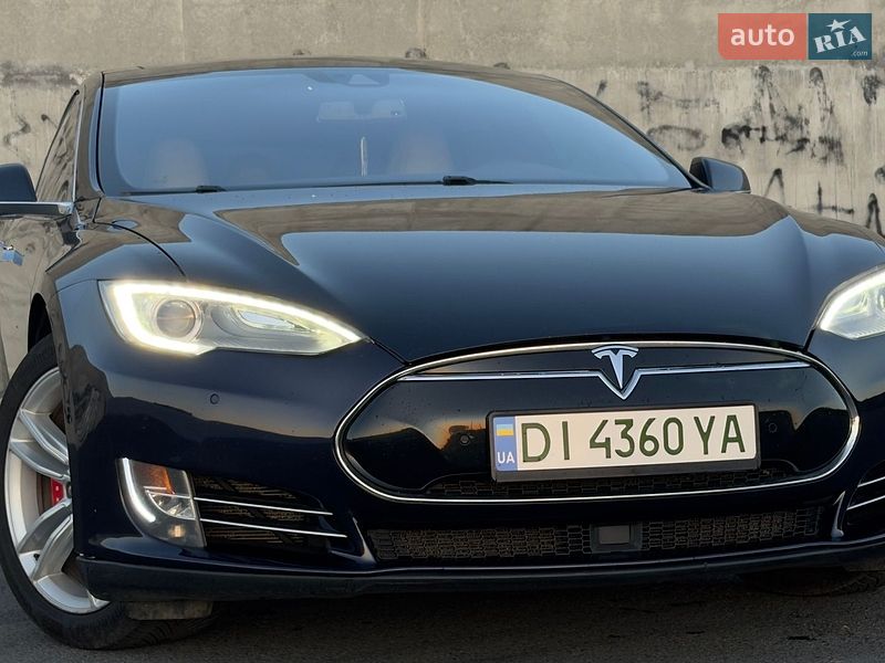 Ліфтбек Tesla Model S 2015 в Львові