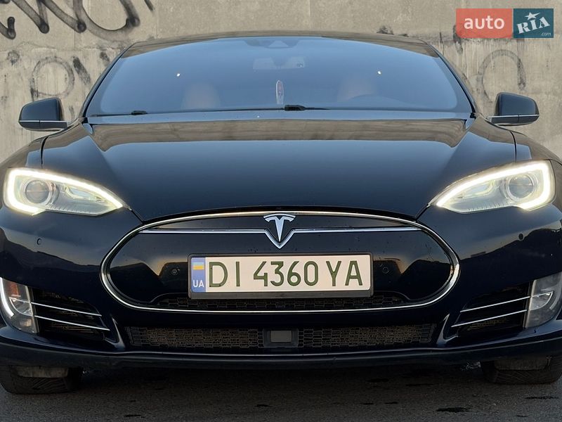 Ліфтбек Tesla Model S 2015 в Львові