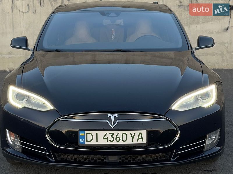 Ліфтбек Tesla Model S 2015 в Львові