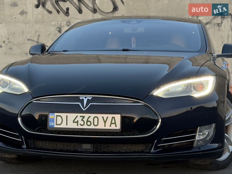 Ліфтбек Tesla Model S 2015 в Львові
