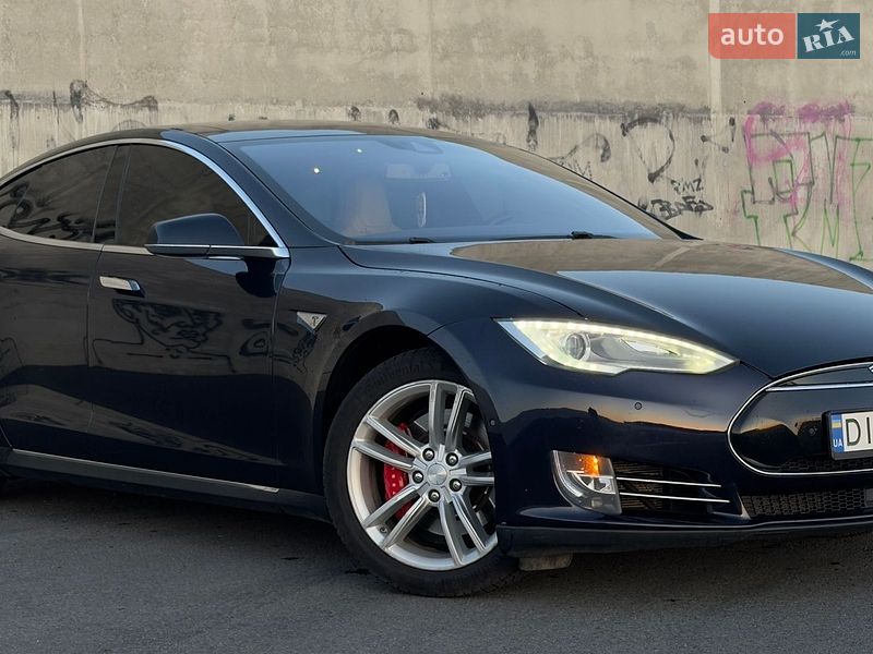 Ліфтбек Tesla Model S 2015 в Львові