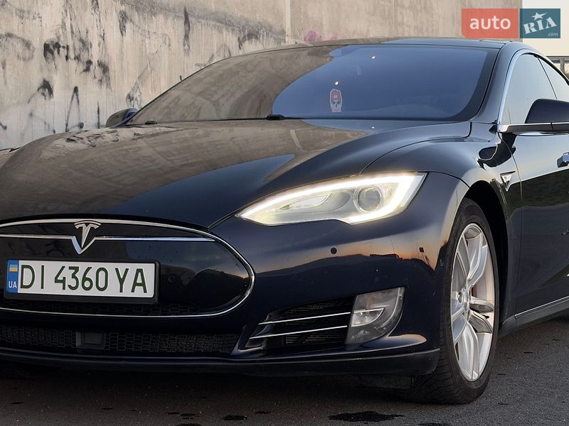 Ліфтбек Tesla Model S 2015 в Львові