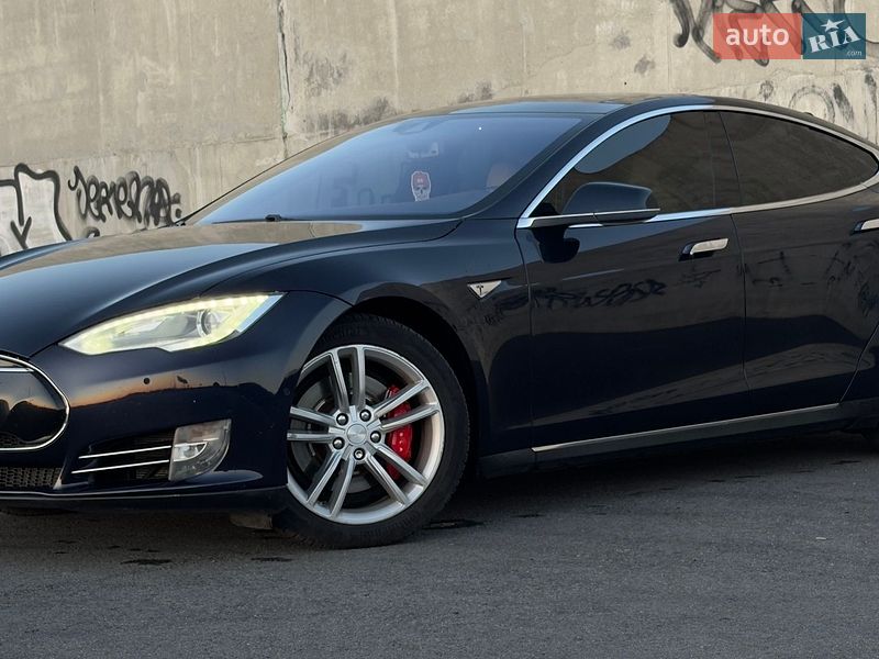 Ліфтбек Tesla Model S 2015 в Львові