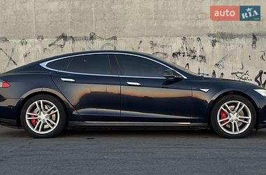 Ліфтбек Tesla Model S 2015 в Львові