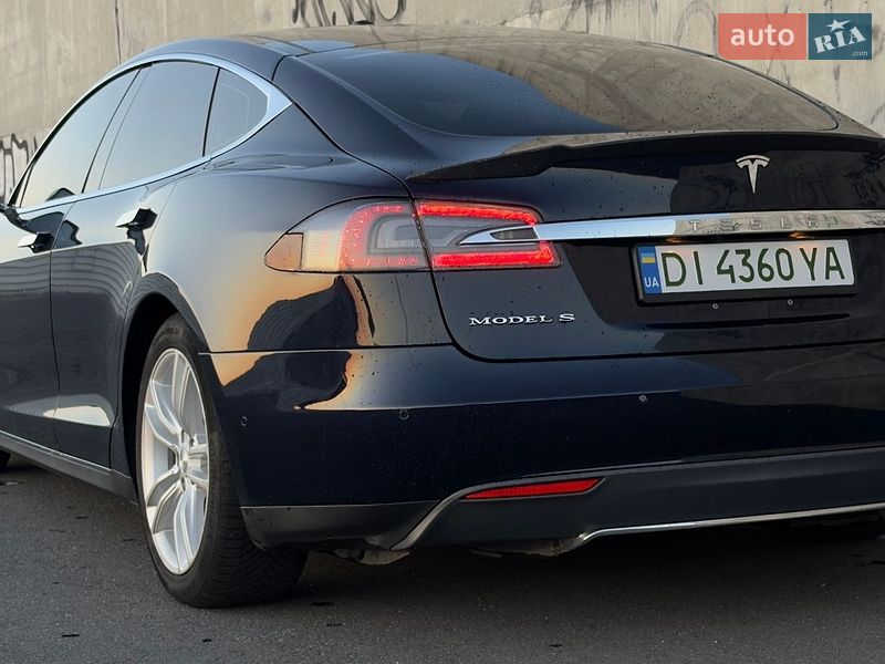 Ліфтбек Tesla Model S 2015 в Львові