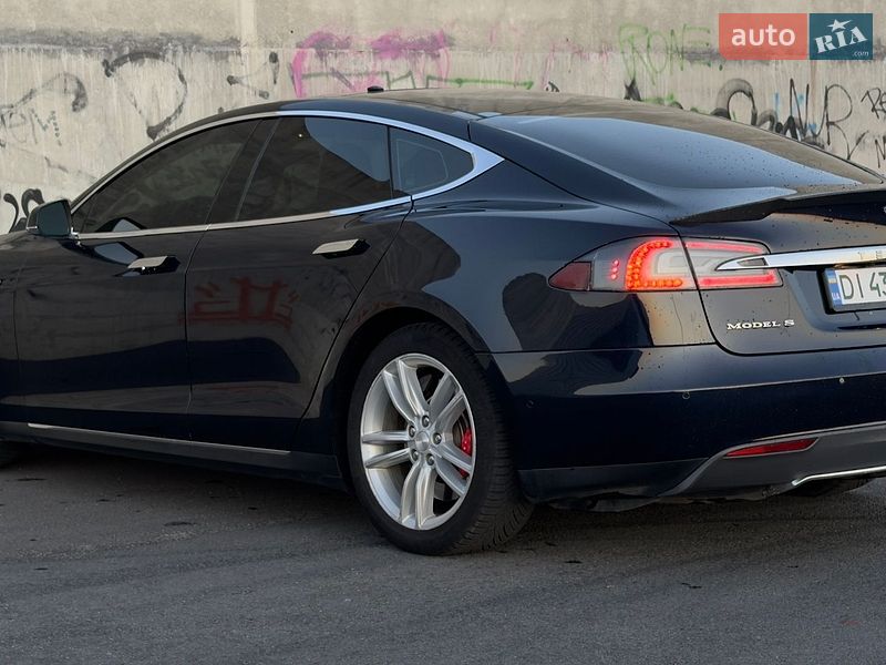 Ліфтбек Tesla Model S 2015 в Львові