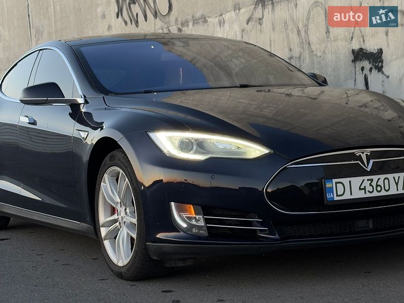 Ліфтбек Tesla Model S 2015 в Львові