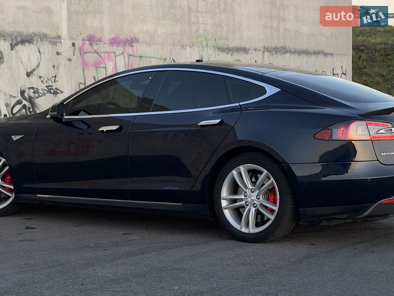 Ліфтбек Tesla Model S 2015 в Львові