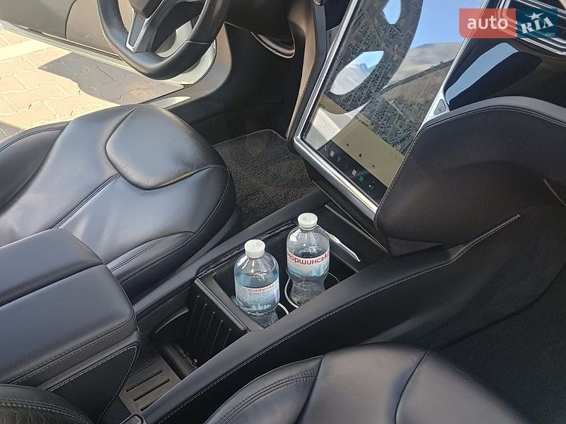 Лифтбек Tesla Model S 2015 в Виннице
