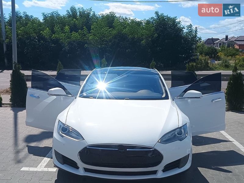 Лифтбек Tesla Model S 2015 в Виннице