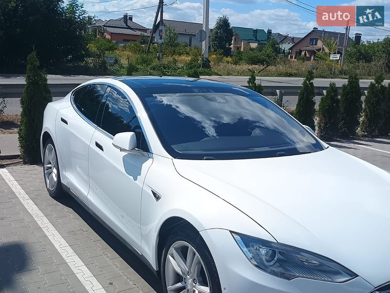 Лифтбек Tesla Model S 2015 в Виннице