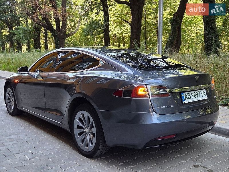 Лифтбек Tesla Model S 2018 в Виннице