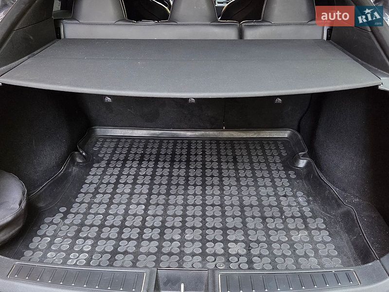 Лифтбек Tesla Model S 2018 в Виннице