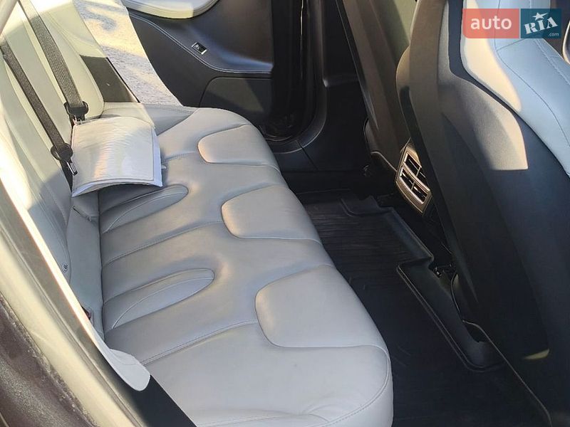 Ліфтбек Tesla Model S 2016 в Івано-Франківську