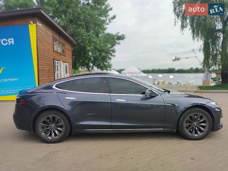 Лифтбек Tesla Model S 2018 в Киеве