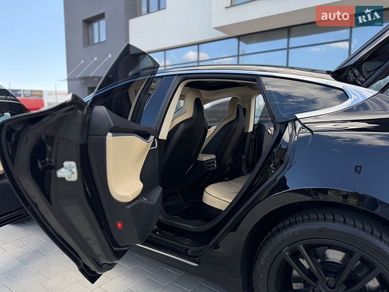 Ліфтбек Tesla Model S 2015 в Івано-Франківську