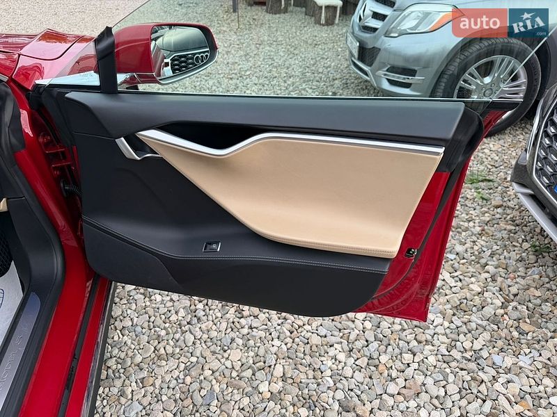 Ліфтбек Tesla Model S 2016 в Івано-Франківську