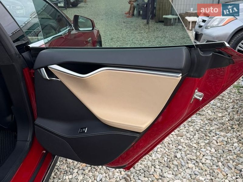 Ліфтбек Tesla Model S 2016 в Івано-Франківську