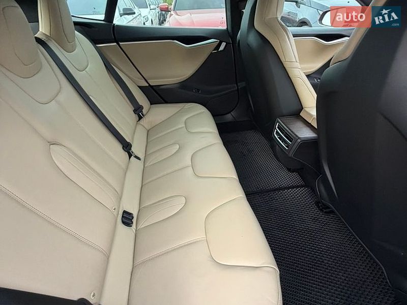 Ліфтбек Tesla Model S 2016 в Івано-Франківську