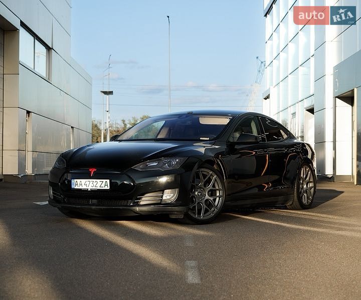 Ліфтбек Tesla Model S 2015 в Києві