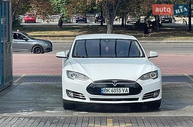 Ліфтбек Tesla Model S 2015 в Рівному